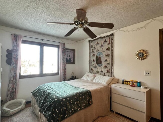 Building Photo - 520 Lake Summit Ct