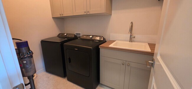 Building Photo - Stunning 3-bedroom + tech room, 2.5-bath home in NW Boise!