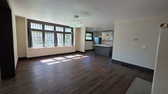 Building Photo - 345 N Van Ness Ave