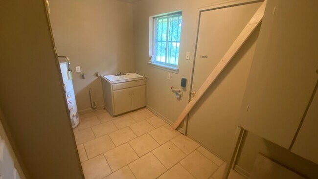 Building Photo - 3068 Elgin St