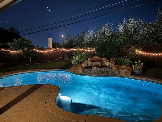 Building Photo - 3 Bedroom | 1 Bathroom | Single family with pool