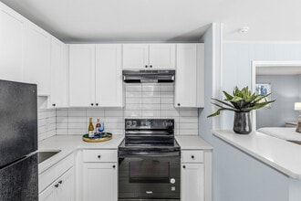 Building Photo - Newly Remodeled 1 Bedroom Apartment