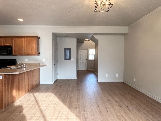 Building Photo - Lovely Townhome at Cottages on Ninth!