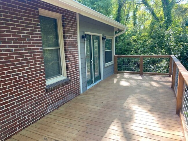 Building Photo - Stunning Executive Rental