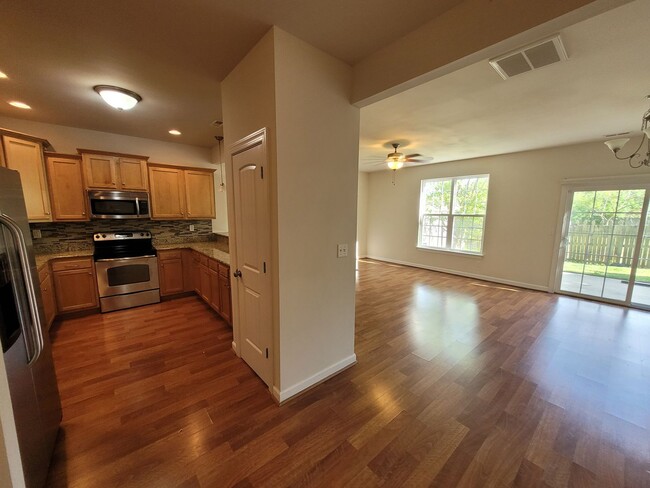 Building Photo - Gorgeous 3 bedroom, 2.5 bath townhome-styl...