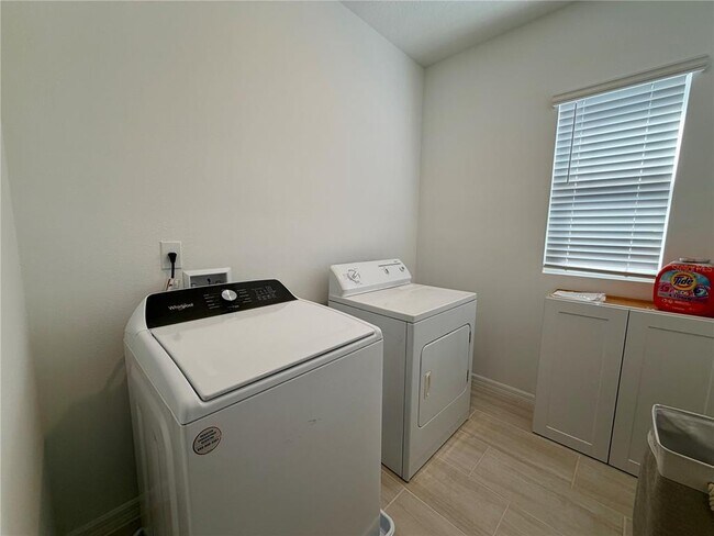 Building Photo - 2333 Treasure Hill St