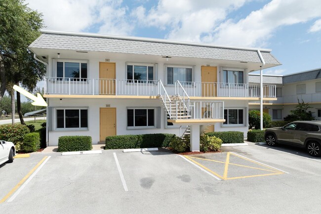 Building Photo - 2920 Lake Osborne Dr