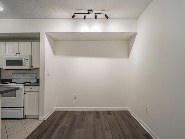 Building Photo - 5090 Fairways Cir