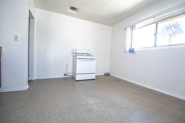 Building Photo - 308 N Azusa Ave