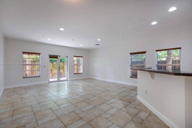 Building Photo - 2913 SW 30th Ct