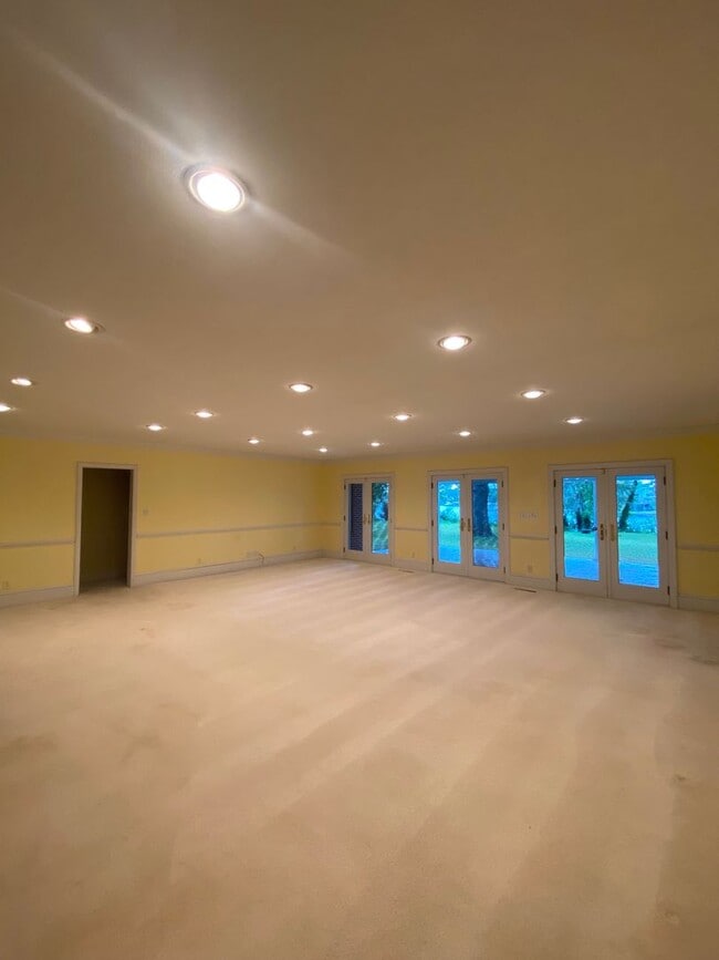 Building Photo - Beautiful 3 BR/2.5 BA Waterfront Home on Trent River!