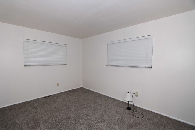 Building Photo - 3 bedroom 2 bathroom Single Family Home