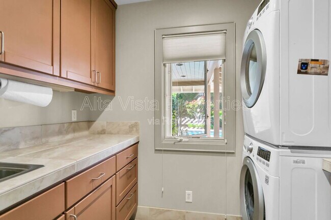 Building Photo - 5940 La Jolla Mesa Dr