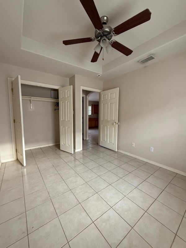 Building Photo - 2302 W Candlelight Ln
