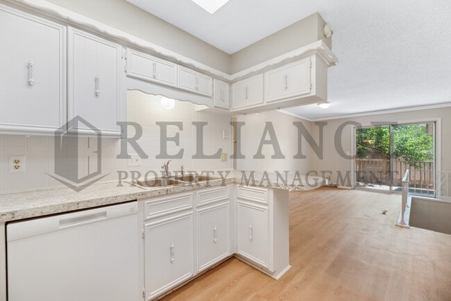 Building Photo - 2202 S White Oak Dr