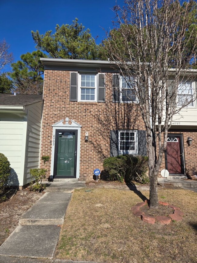 Building Photo - STONESTHROW - 2 Bedroom Townhome - Perfect...