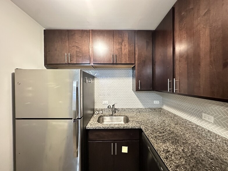 Building Photo - 447 W Surf St