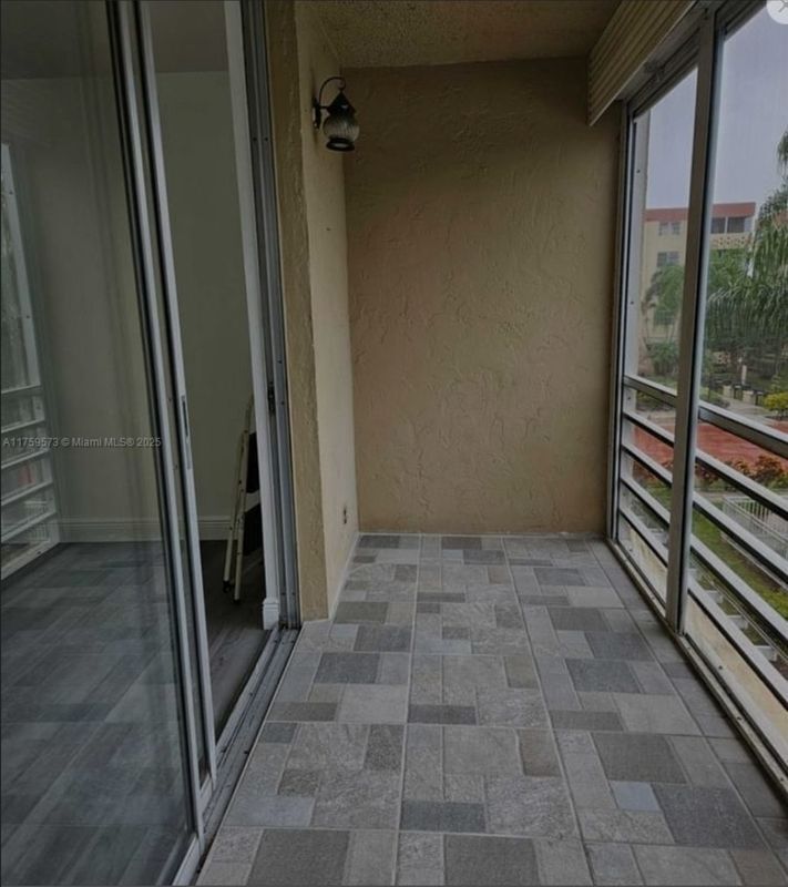 Building Photo - 404 NW 68th Ave