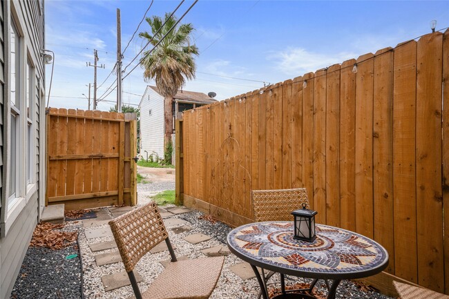 Building Photo - 1105 Tulane St