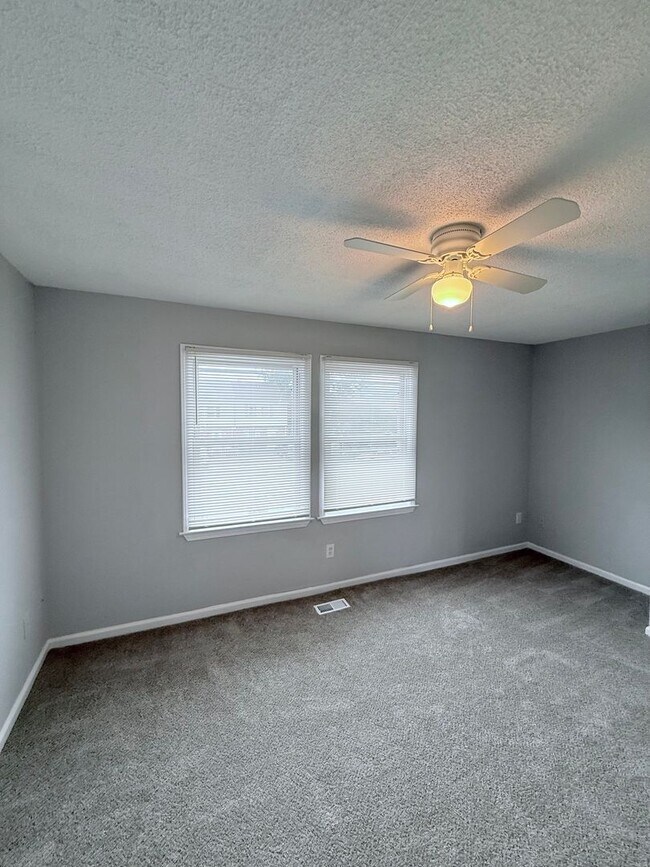 Building Photo - Modern Comfort Meets Convenience – Renovat...