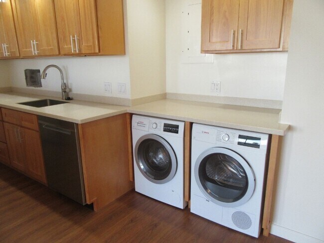 Building Photo - 2 Bed 2 Bath 1 Parking at Marco Polo Apartments, Amazing Views 28th Floor!!!