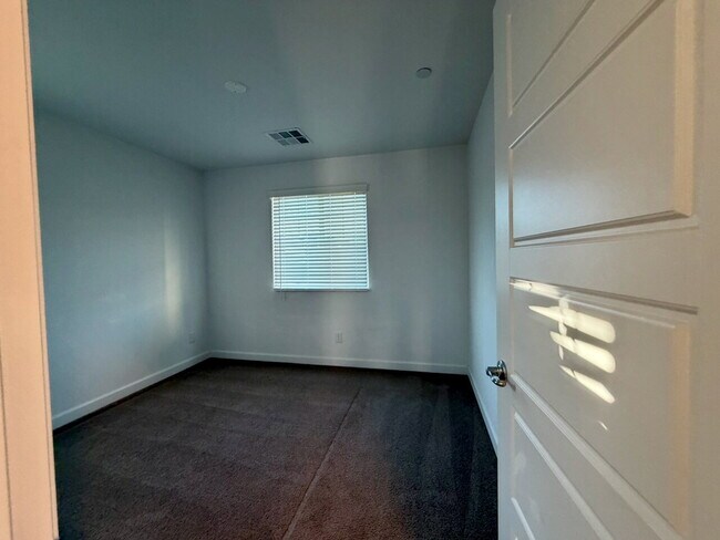 Building Photo - 3 BED 2.5 BATH 2 CAR GARAGE TOWNHOUSE IN CADENCE HENDERSON WITH LOFT