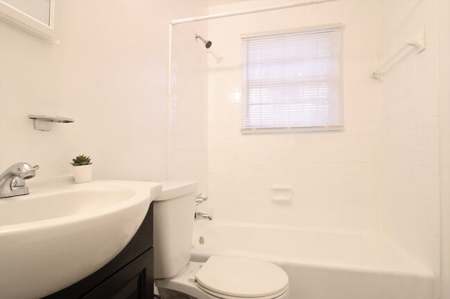 Building Photo - 1204 E Anderson St