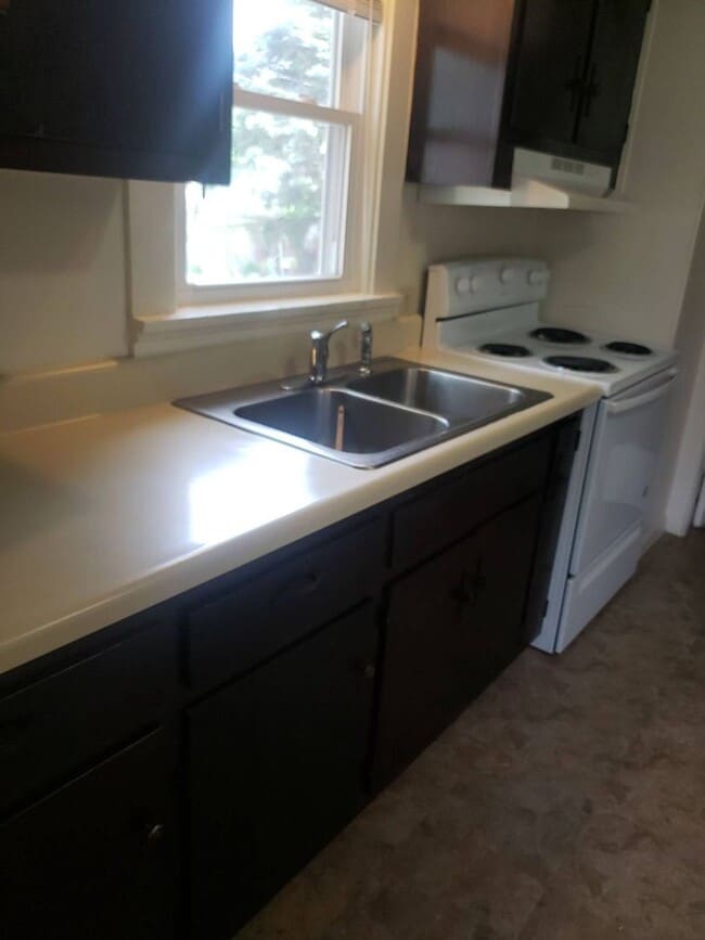 Building Photo - 2 BR House Near Lakeside Park