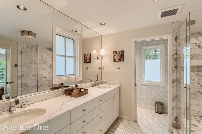 Building Photo - 4 br, 3 bath House - 10204 SE 27th St