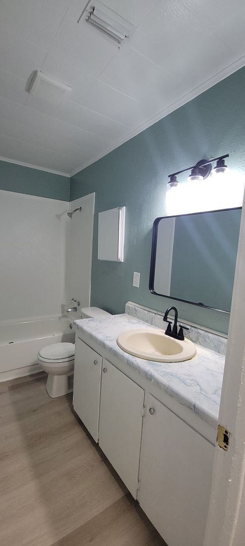 Building Photo - Adorable 3 bedroom/1 bath house with Centr...