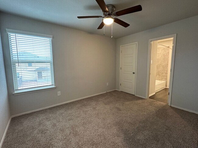 Building Photo - Luxury Townhome