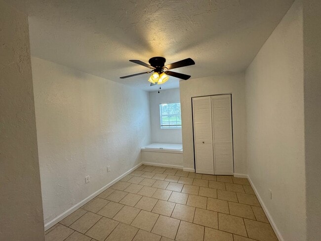 Building Photo - GORGEOUS! 5 Bedroom, 3 Bathroom Home in Deland!