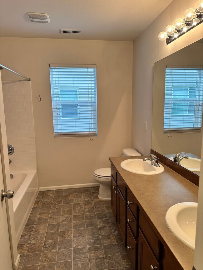 Building Photo - 3Bd/2.5Ba Covington House