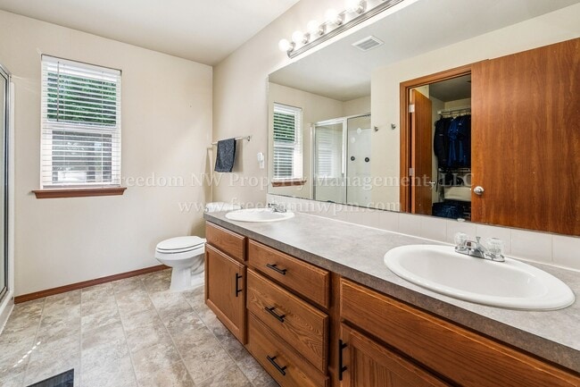 Building Photo - 704 Evergreen Place