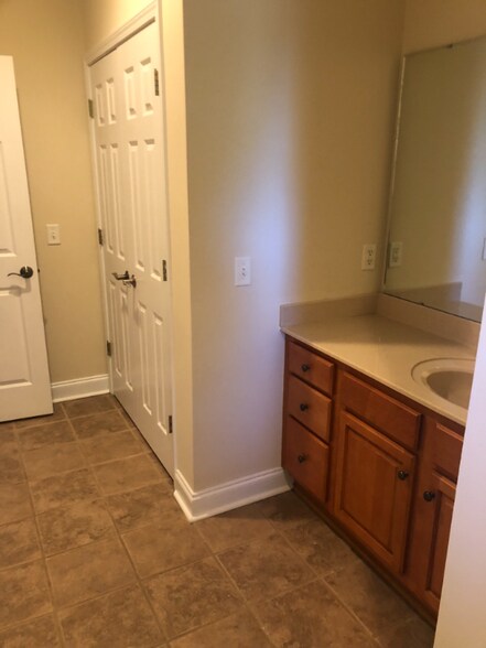 Building Photo - 5604 Warrendale Ct S