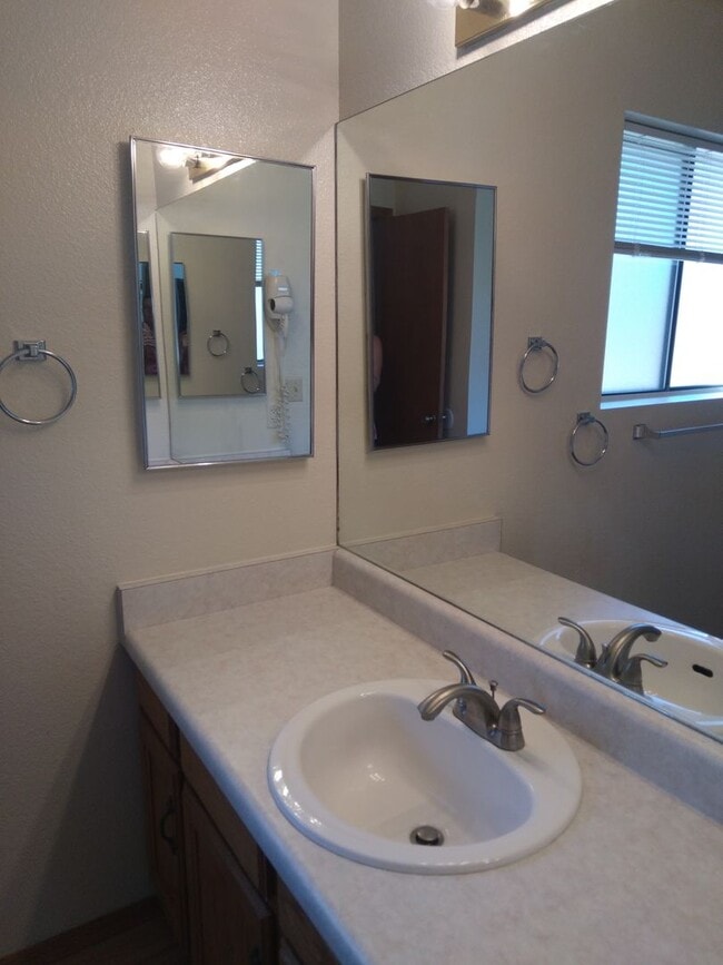 Building Photo - 937 W Madera Ln
