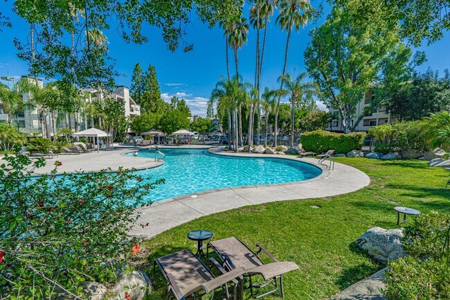Building Photo - Modern 1-Bedroom Condo with Resort-Style A...