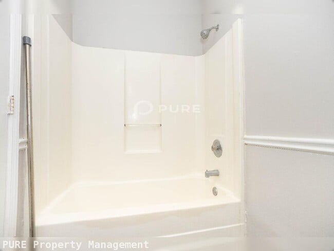 Building Photo - Price Drop Alert!  Fall Rental Specials Available! Neal Avenue Home!  Available Now