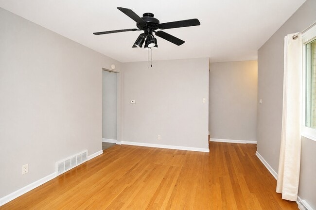 Building Photo - 4843 Elm St