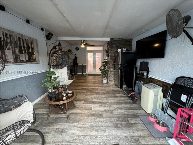 Building Photo - 3870 W 8th Ln