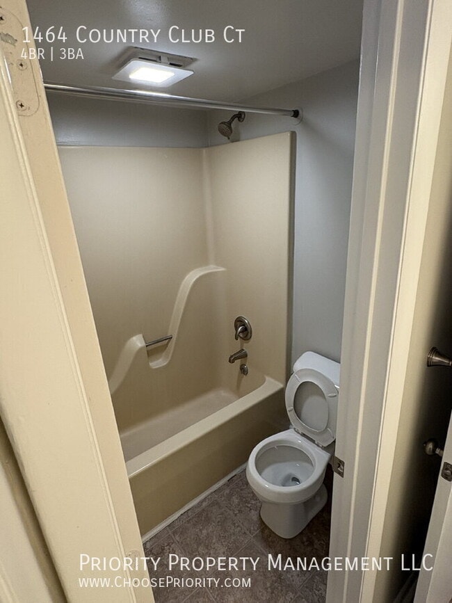 Building Photo - 1464 Country Club Ct