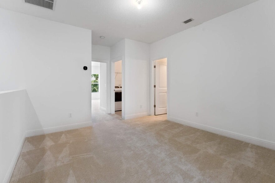 Building Photo - 552 Sanderling Cir