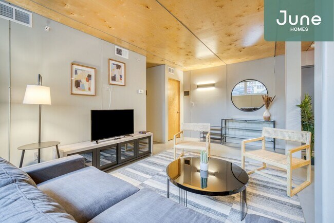 Building Photo - ROOM ONLY in 6-bed/6.0-bath Home