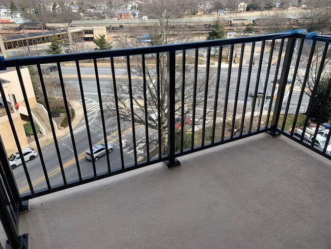 Building Photo - Sunny Studio in Downtown Rockville - ALL U...
