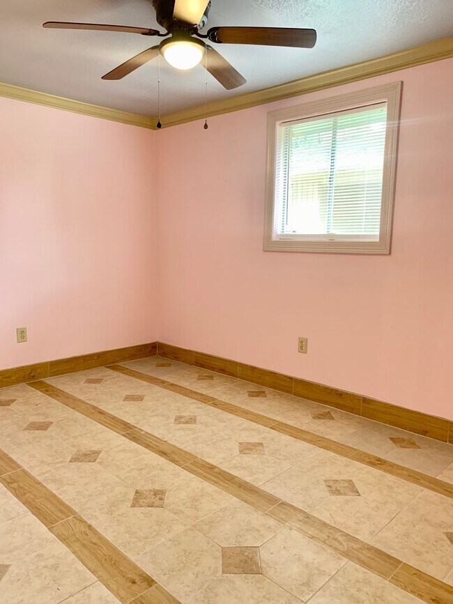 Building Photo - 3BD/2BA House for Lease in Bristol Place Subdivision in Baton Rouge