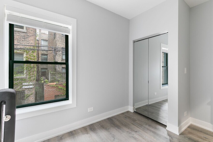 Building Photo - 7740 N Eastlake Ter