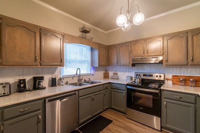 Building Photo - Beautifully Upgraded Furnished 3-Bedroom H...