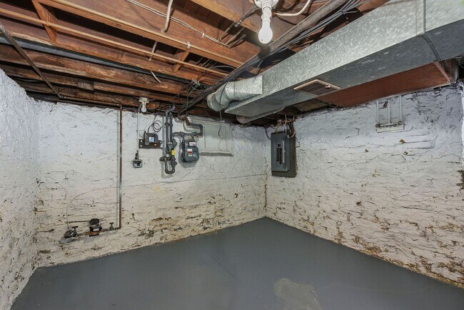 Building Photo - NORWOOD- Cute 2 bedroom 1.5 baths with fenced yard