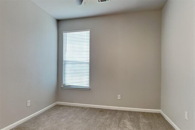 Building Photo - 6602 Albion Cresent Dr
