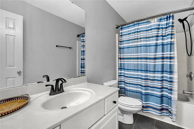 Building Photo - 4 Bedroom 2.5 Bathrooms